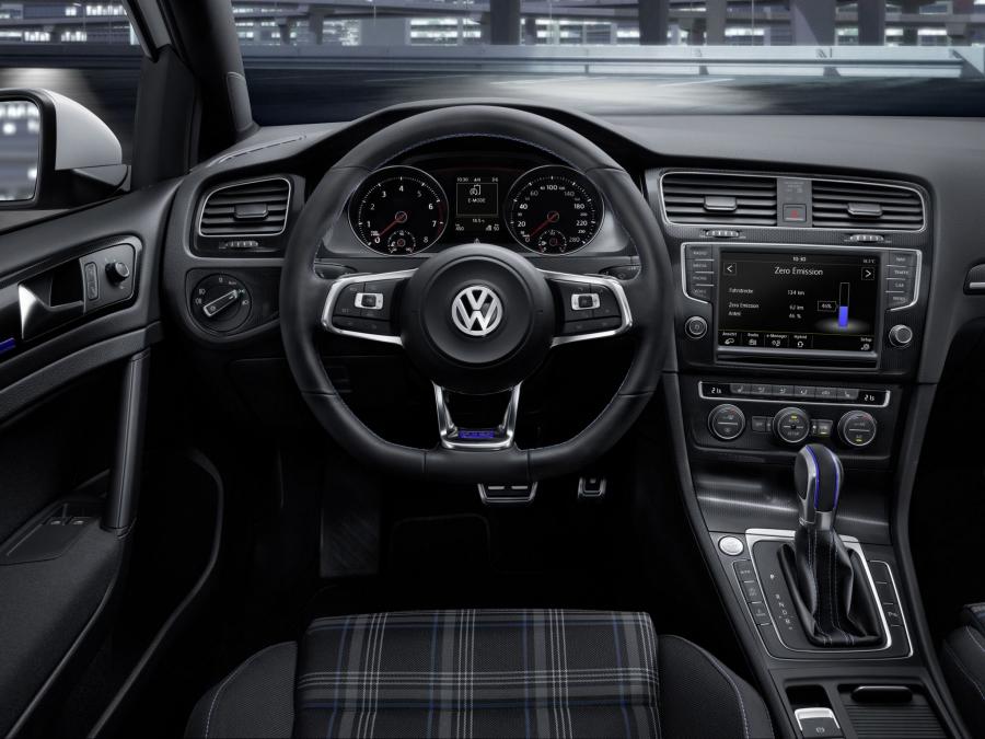 Панель приборов Volkswagen Golf GTE 5-Door 2014 года  (фото 44 из 45)